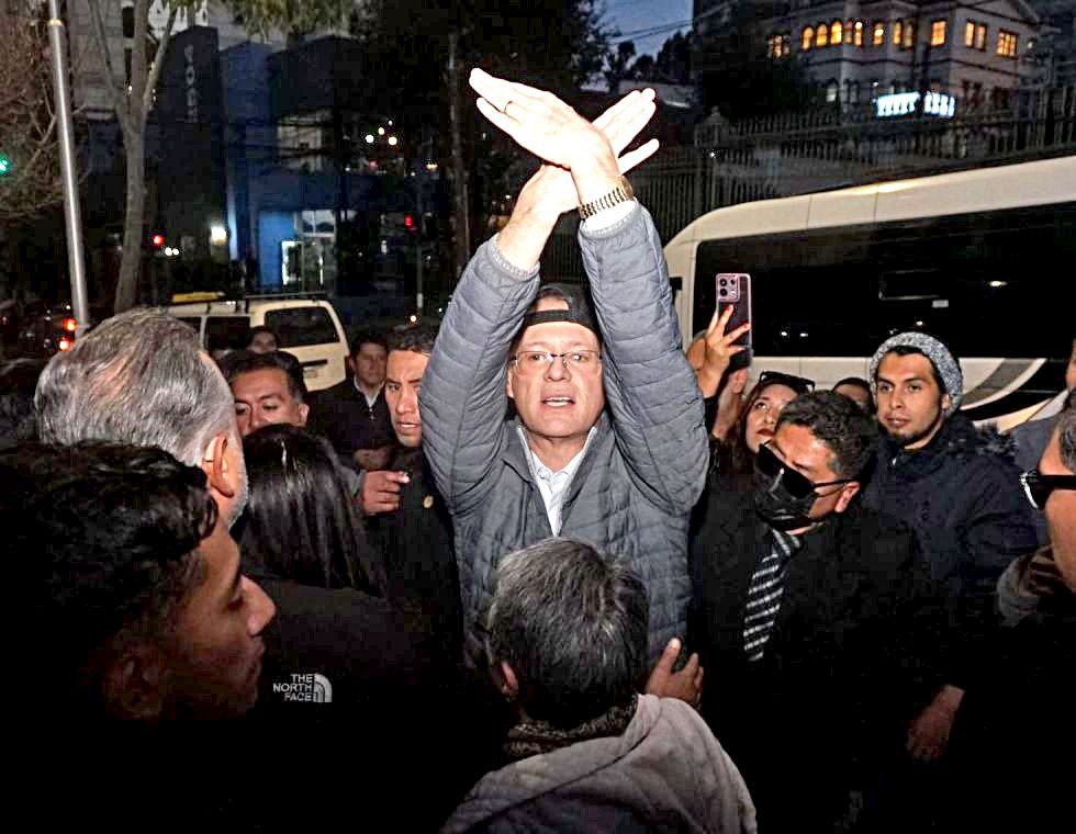 LA PAZ. El candidato Jaime Dunn en una concentración, este miércoles, tras la decisión del TSE.