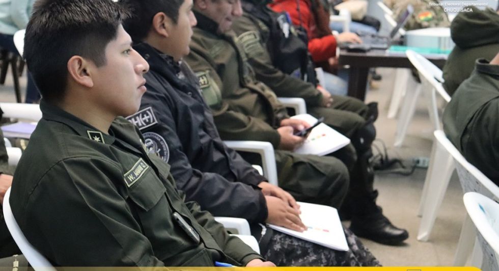Tanto las Fuerzas Armadas como la Policía tendrán a su cargo el resguardo físico del material electoral en todas las fases.