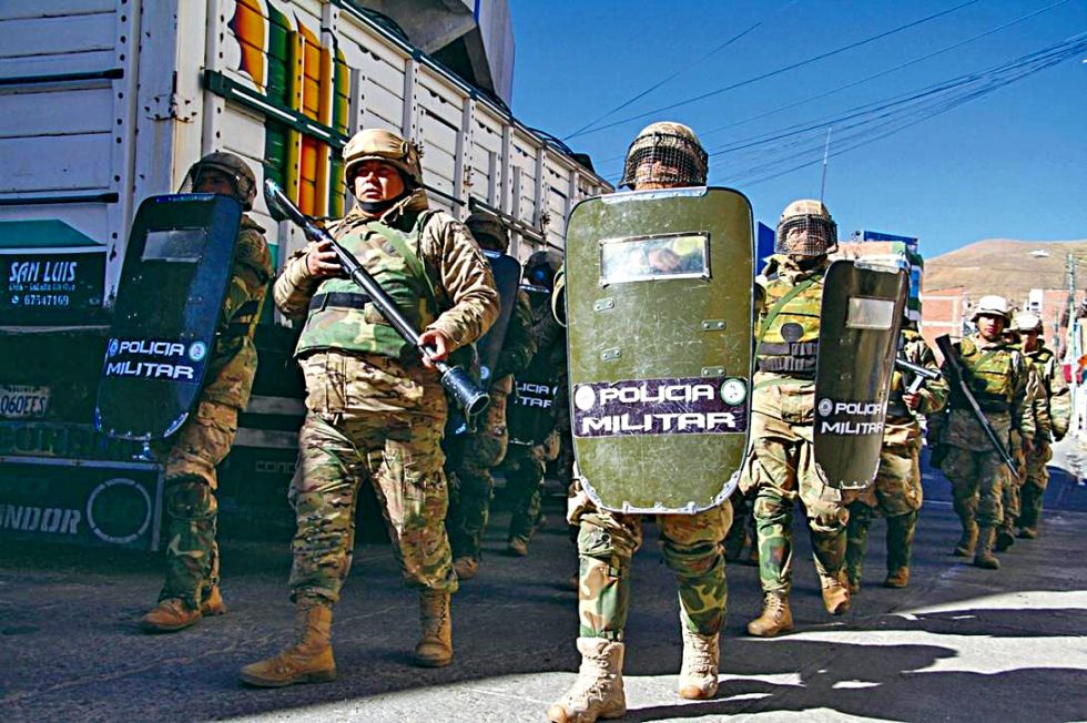 LLALLAGUA. La Policía Militar se sumó a los operativos para tomar control del conflicto.