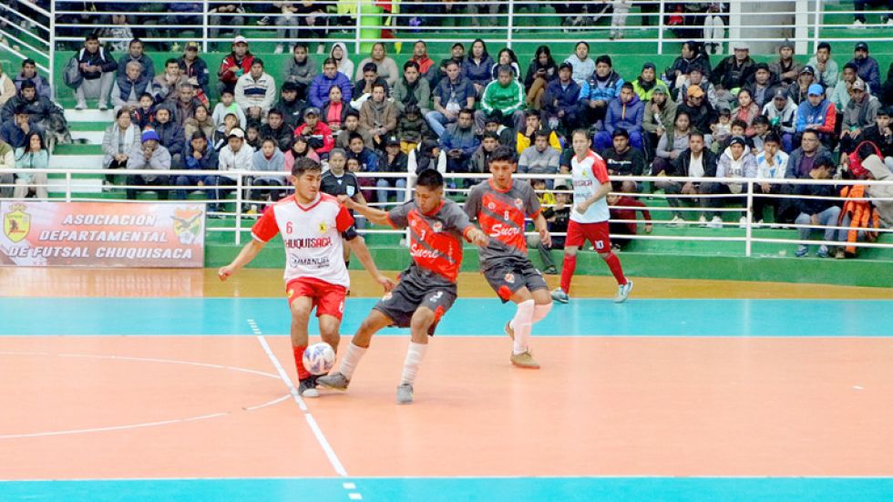 Las selecciones de Chuquisaca y Sucre protagonizaron un cotejo bastante reñido en el coliseo JRA.