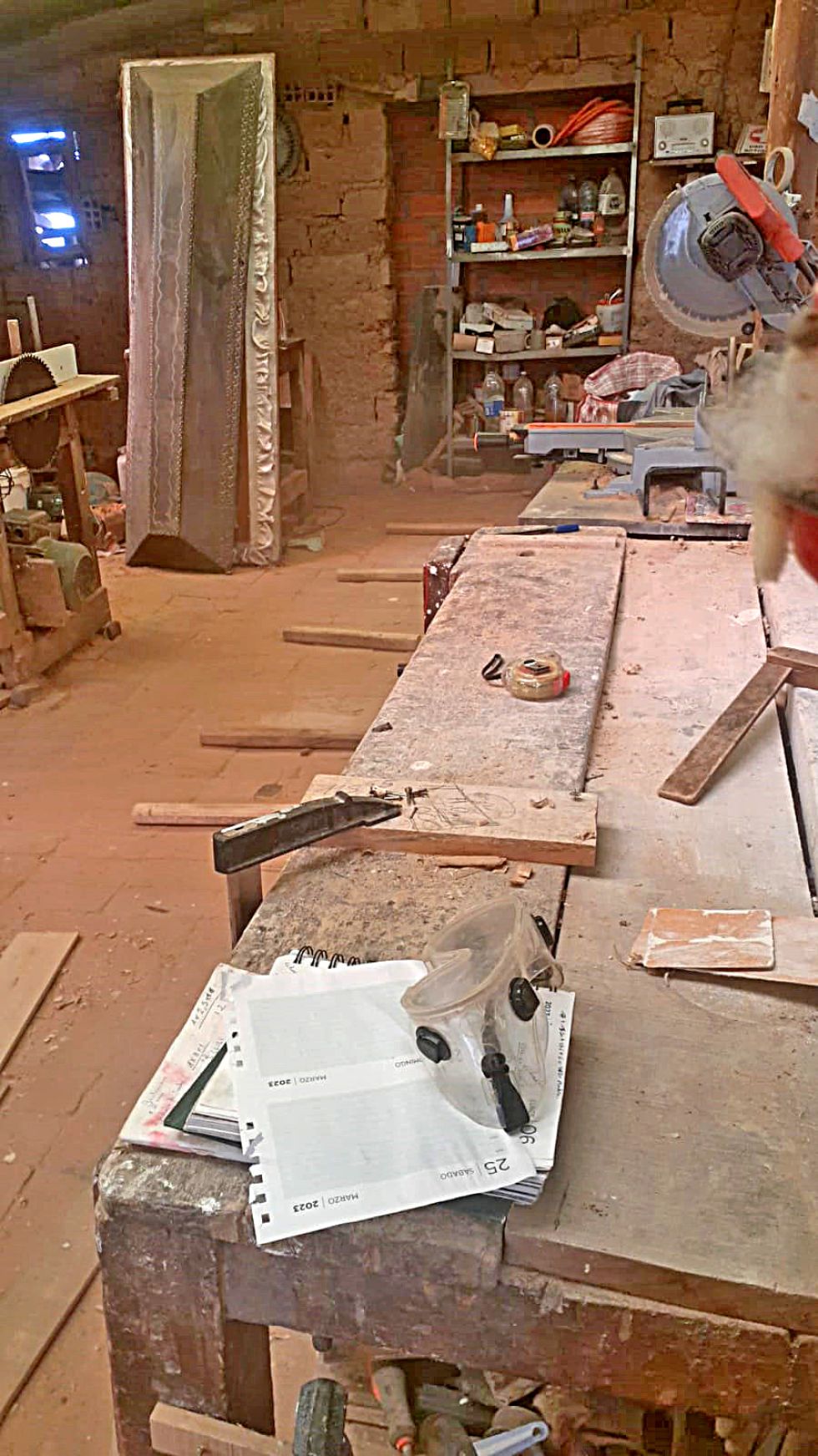 SUCRE. Un taller de carpintería, que se dedica a los ataúdes, sin actividad por falta de madera.