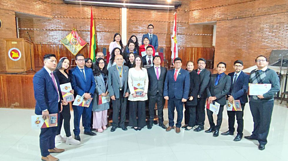 JURAMENTO. Los nuevos profesionales que se integran al Colegio Médico de Chuquisaca.