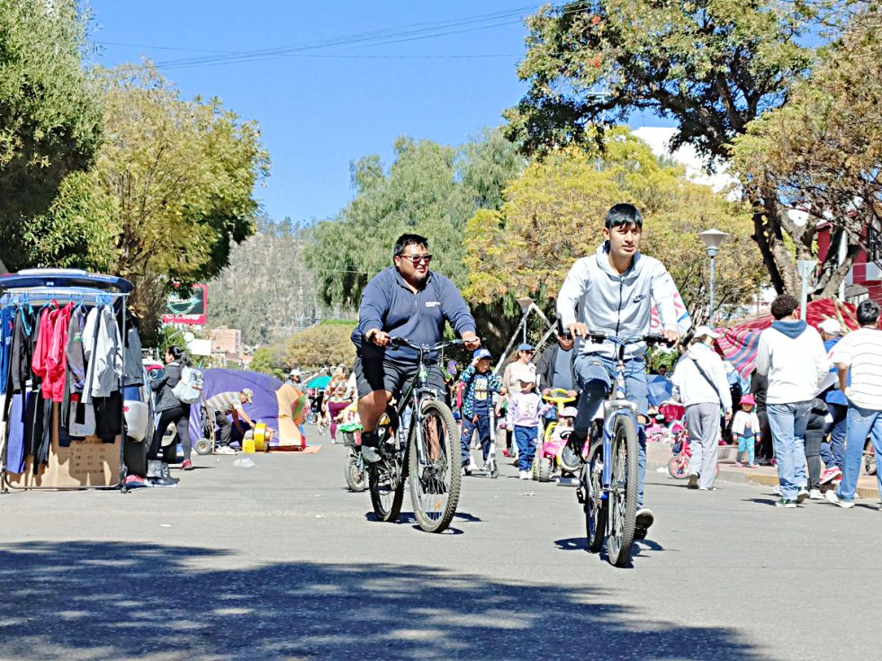 SUCRE. Ciudadanos pasean en bicicletas, ayer.