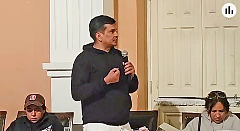 ORGANIZACIÓN. El gobernador interino de Chuquisaca, Luis Ayllón, recibió informes de sus colaboradores durante más de cinco horas y media.
