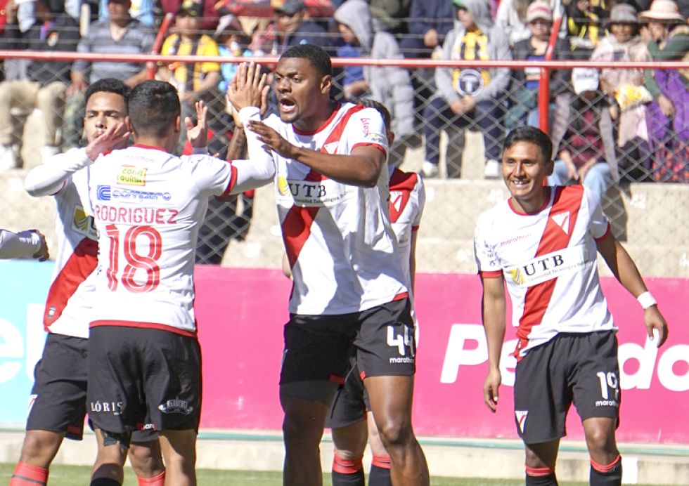 “Almanaque” Gonzáles (44)celebra con sus compañeros.