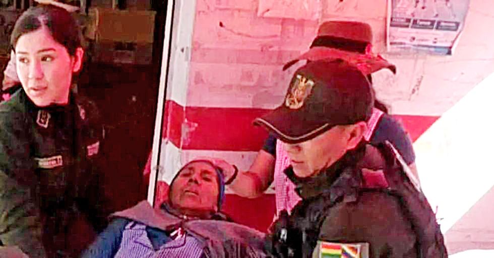 VÍCTIMA. Doña Luisa Maraza fue auxiliada por la Policía luego de ser atacada con un cuchillo.