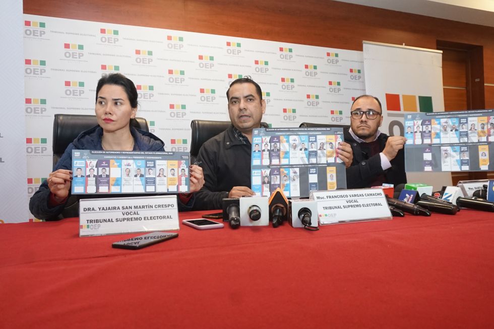 Vocales del Tribunal Supremo Electoral en la presentación de papeletas
