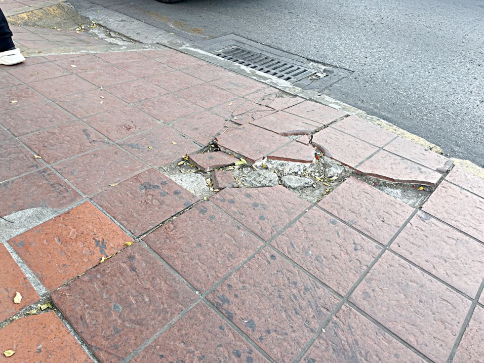 SUCRE. Estado en el que se encuentran algunas de las aceras de este concurrido sector de la ciudad.