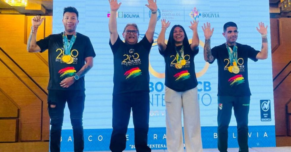 El presidente del BCB, Edwin Rojas, junto a deportistas destacados en la presentación del Bono BCB Bicentenario, el 30 de junio.