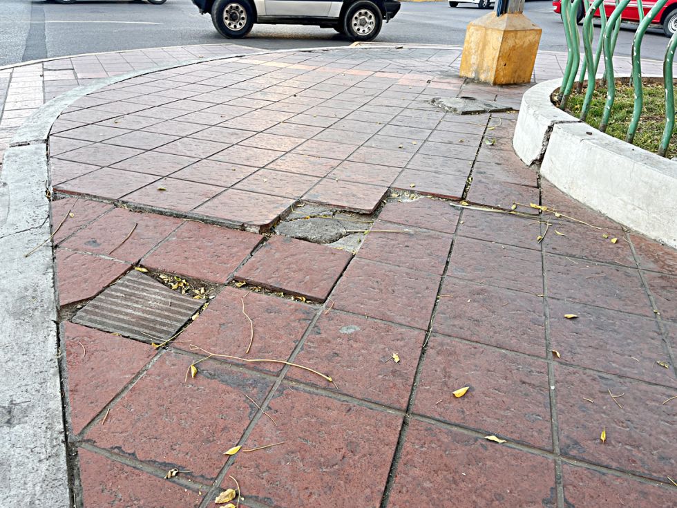 SUCRE. Estado en el que se encuentran algunas de las aceras de este concurrido sector de la ciudad.