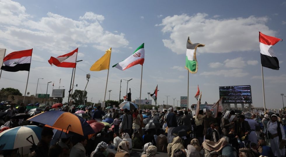Simpatizantes hutíes ondean las banderas del eje de resistencia, respaldado por Irán, durante una protesta.