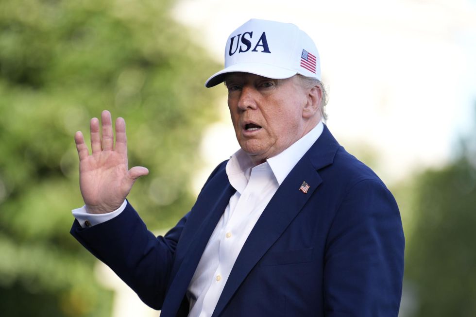 El presidente estadounidense Trump regresa a la Casa Blanca tras su estancia de fin de semana en Nueva Jersey.