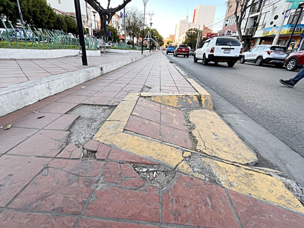 SUCRE. Estado en el que se encuentran algunas de las aceras de este concurrido sector de la ciudad.
