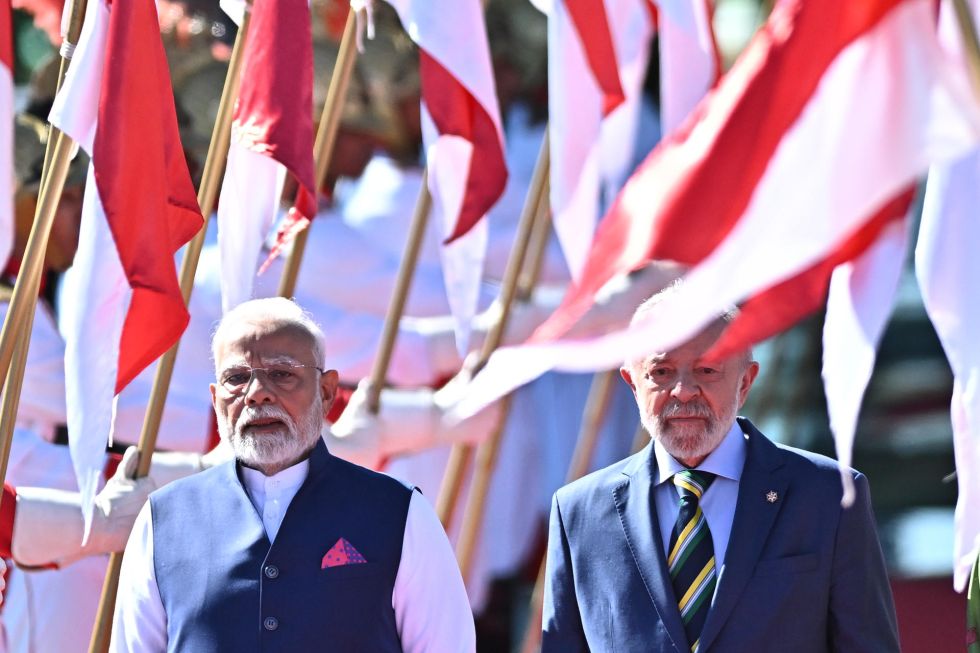 El presidente de Brasil, Luiz Inácio Lula da Silva (d), recibe al primer ministro de India, Narendra Modi, en su visita de Estado este martes, en el Palacio de Alvorada.