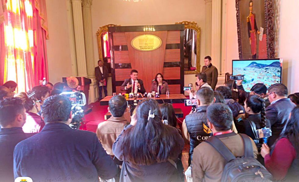 AUTORIDAD. El gobernador interino Luis Ayllón, este lunes, en conferecia de prensa.