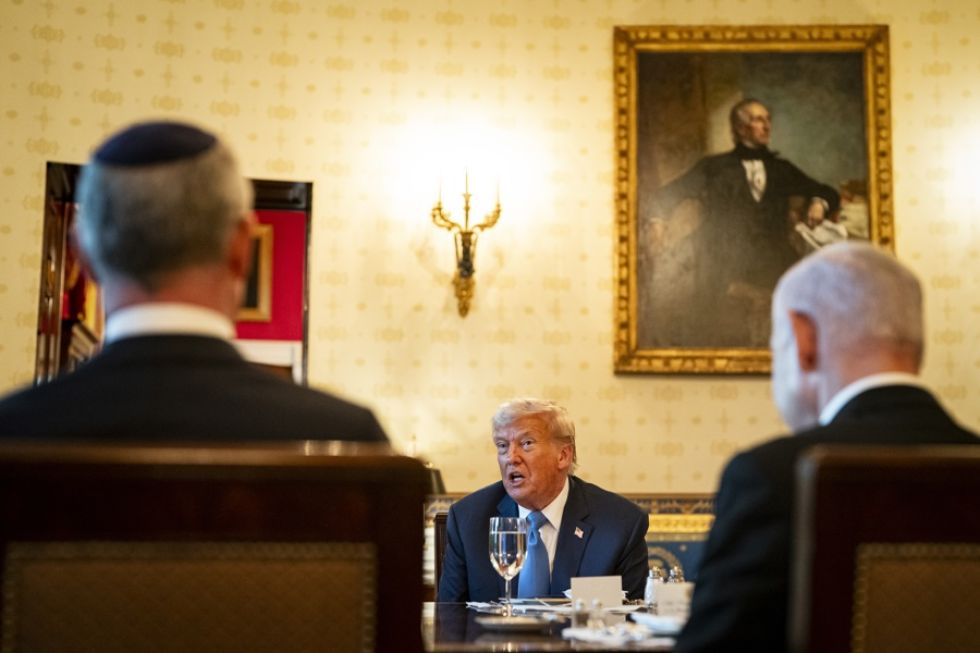 El presidente de Estados Unidos, Donald Trump (c), habla con el primer ministro israelí, Benjamin Netanyahu (d).