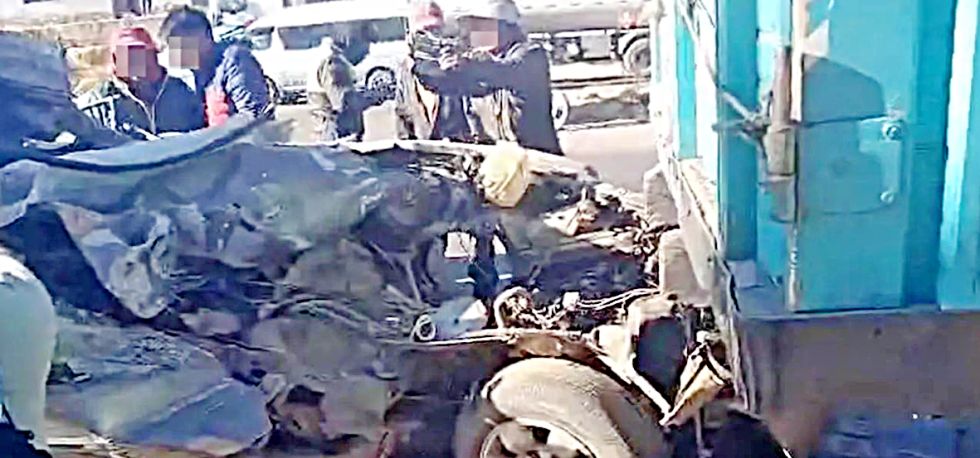 COCHABAMBA. La camioneta terminó incrustada en la carrocería del vehículo de alto tonelaje.