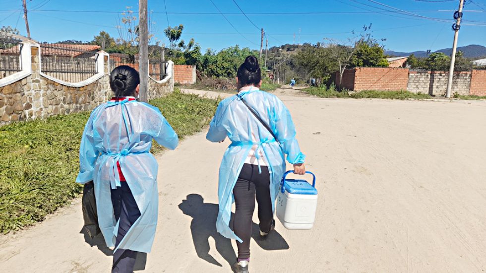 ATENCIÓN. Brigadas sanitarias desplegadas en Candúa, lugar del único positivo en Chuquisaca.