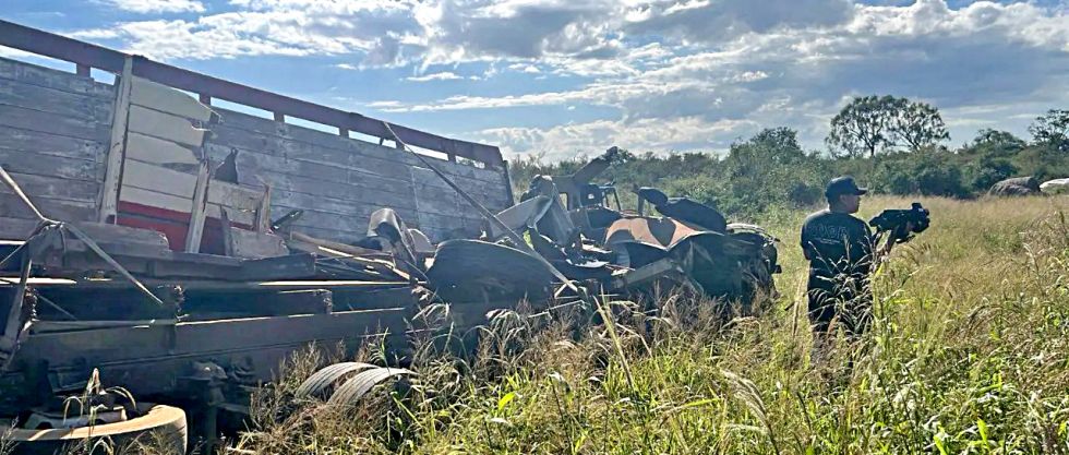 TRAGEDIA. El camión quedó práticamente destruido con el fatal desenlace de cinco muertos.