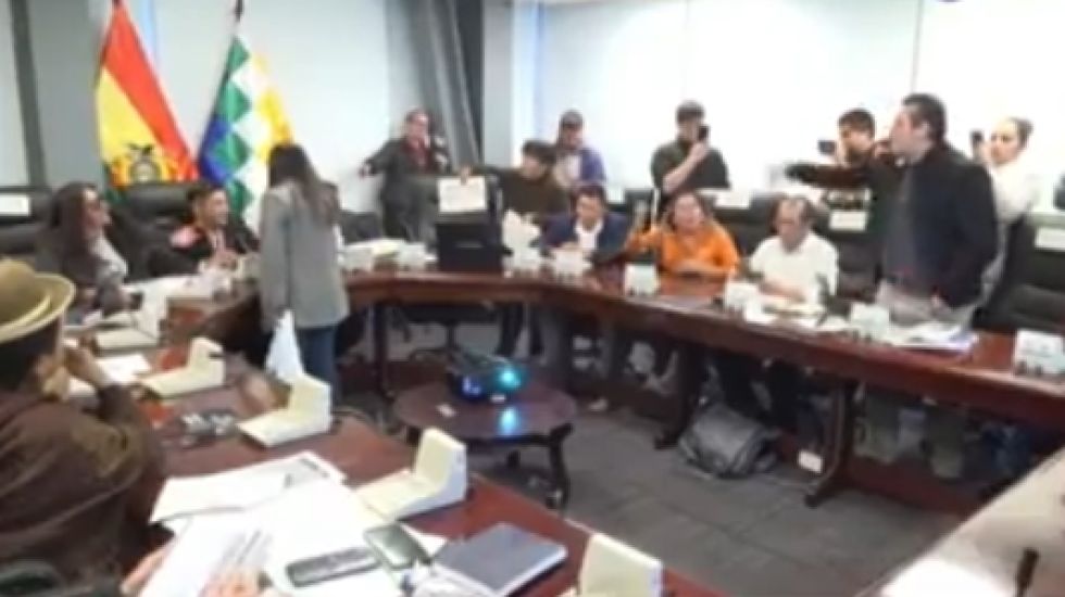 El presidente de la comisión, Hernán Hinojosa, explicó que la pausa podría extenderse indefinidamente.
