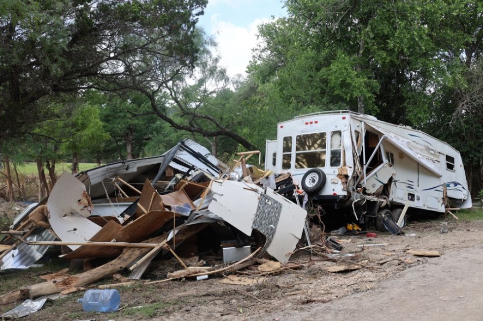 Una camioneta y una casa móvil destrozados por las inundaciones este miércoles, en Kerville (Estados Unidos).