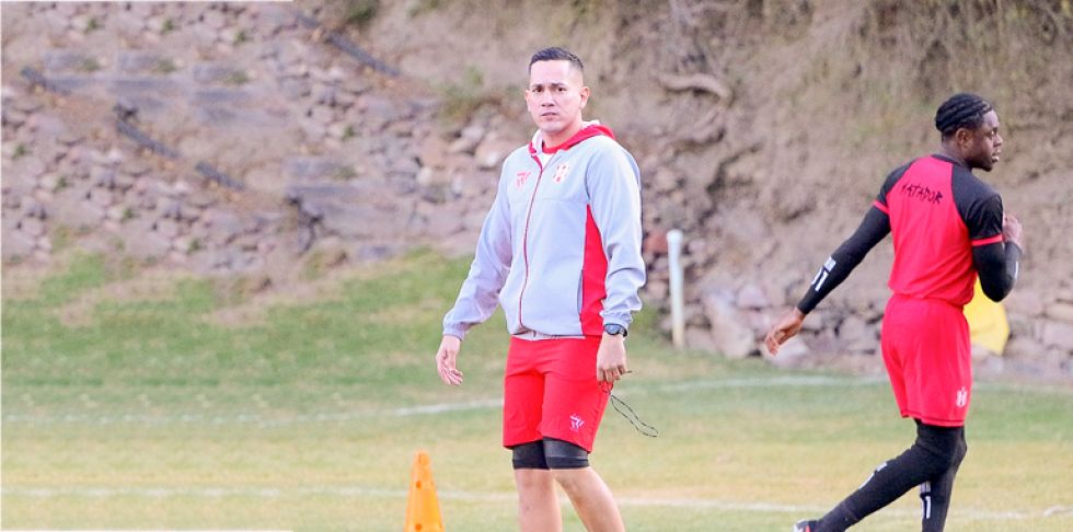 El entrenador cruceño dirigió este miércoles su primera práctica al frente del equipo albirrojo en el centro recreacional La Pradera.