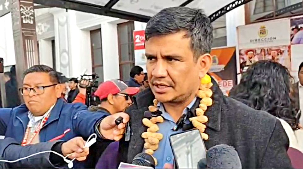AUTORIDAD. El gobernador interino, Luis Ayllón, este miércoles, en declaraciones a la prensa.
