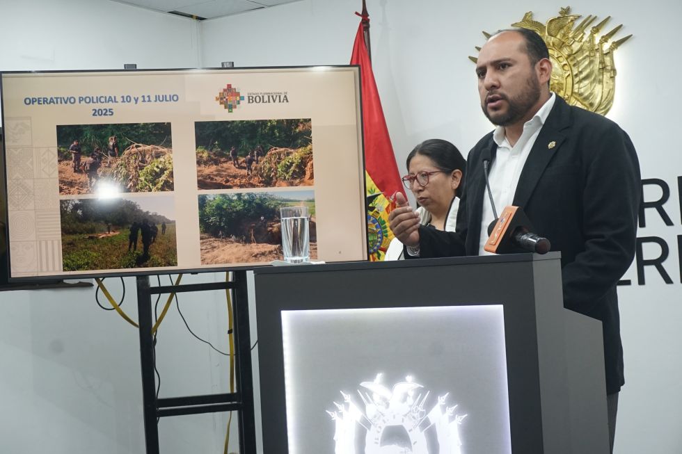 El ministro de Gobierno, Roberto Ríos, en una conferencia sobre el avasallamiento del predio Santa Rita.