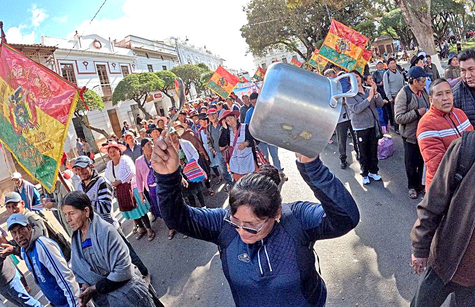 EXPRESIÓN. Diferentes sectores llegan hasta el centro de la ciudad en marcha y después bloquean las calles reclamando soluciones a sus demandas.