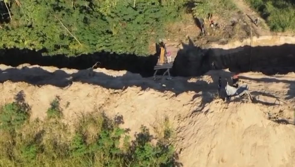 Para evitar el ingreso ilegal al predio se cavaron zanjas, pero los avasalladores construyeron puentes.