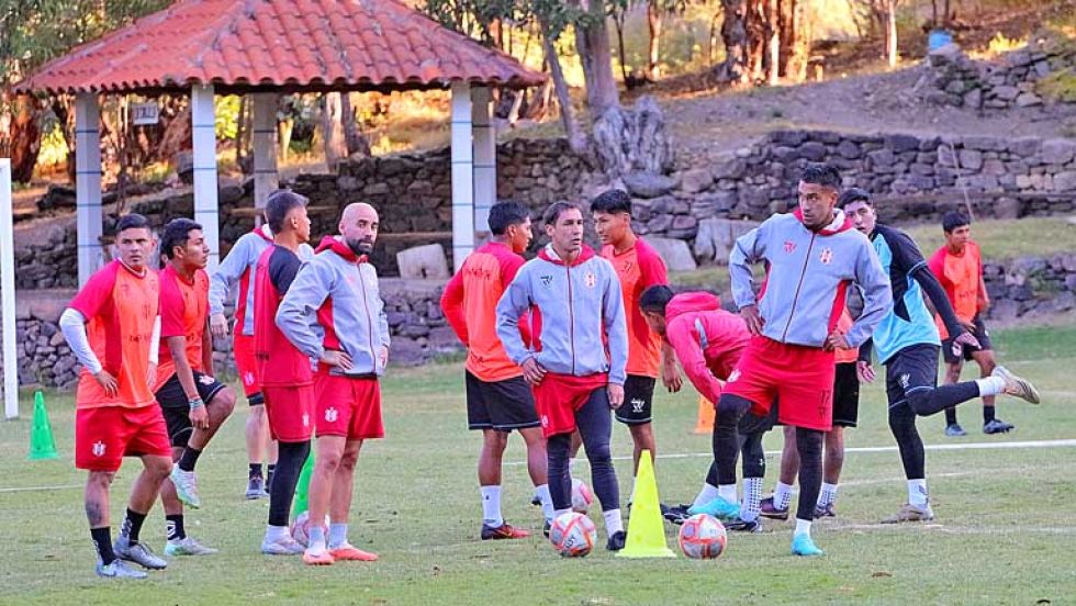 El equipo albirrojo trabajó el miércoles en la cancha de fútbol del complejo recreacional La Pradera, camino a Yotala.