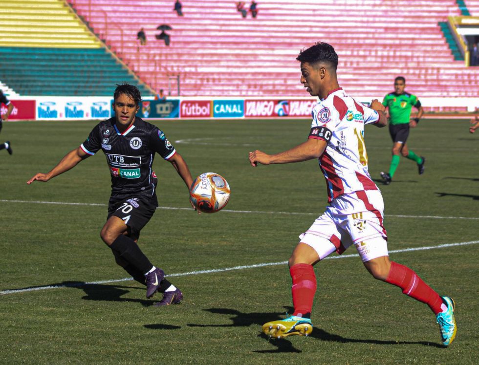 Un pasaje del partido entre Independiente y Universitario, este sábado, en el estadio Patria de Sucre.