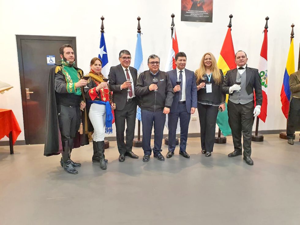 SUCRE. Ejecutivos del Banco Unión junto con miembros del elenco artístico, que realizó una dramatización de la firma del Acta de la Independencia.