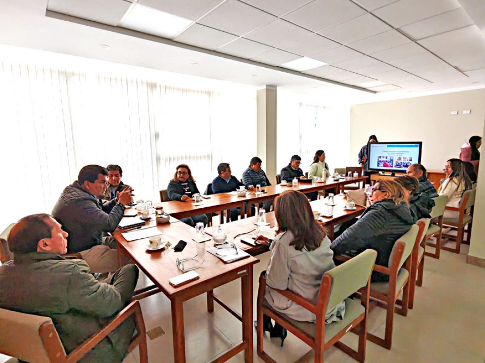 REUNIÓN. El encuentro de los empresarios con el Delegado Presidencial y el Comité Cívico.