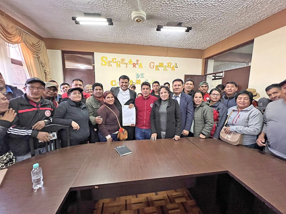 REUNIÓN. Dirigentes de la COD y del sector salud junto a autoridades tras sellar el acuerdo.