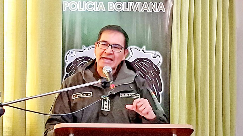 CHUQUISACA. El comandante departamental de la Policía, Juan Román Peña, en el informe.