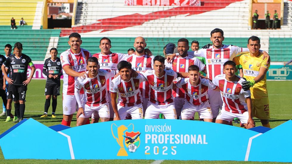 El equipo albirrojo que jugó el sábado pasado frente a Universitario de Vinto en el estadio Patria de Sucre.