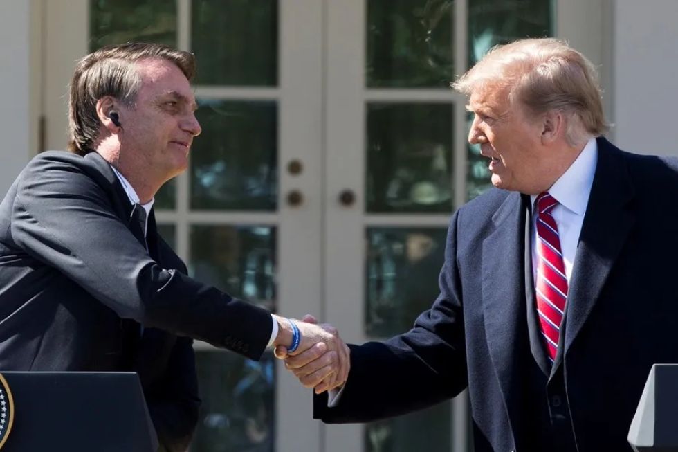 Fotografía de archivo del presidente electo de Estados Unidos, Donald Trump (d), junto al expresidente de Brasil Jair Bolsonaro (i).