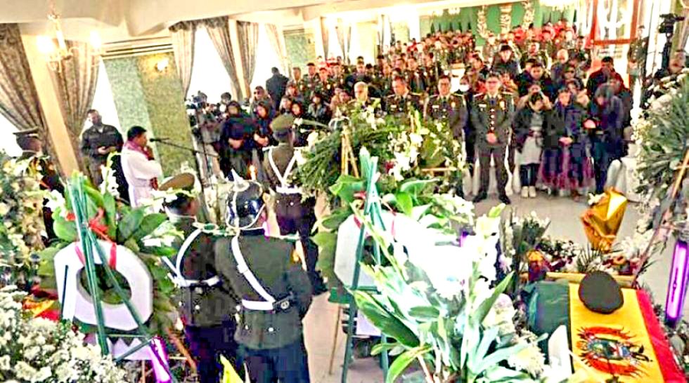 LUTO. El acto de homenaje póstumo a los policías caídos en Llallagua, el pasado mes. arcv