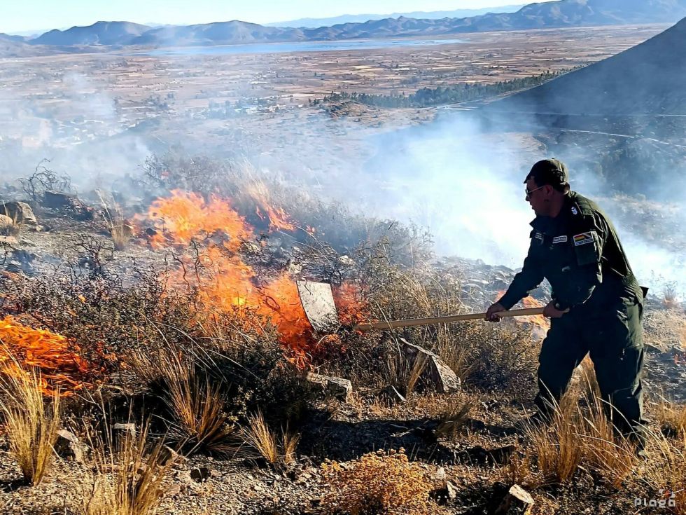 Una quema descontrolada realizada por regantes para limpiar un canal de agua desató un incendio.