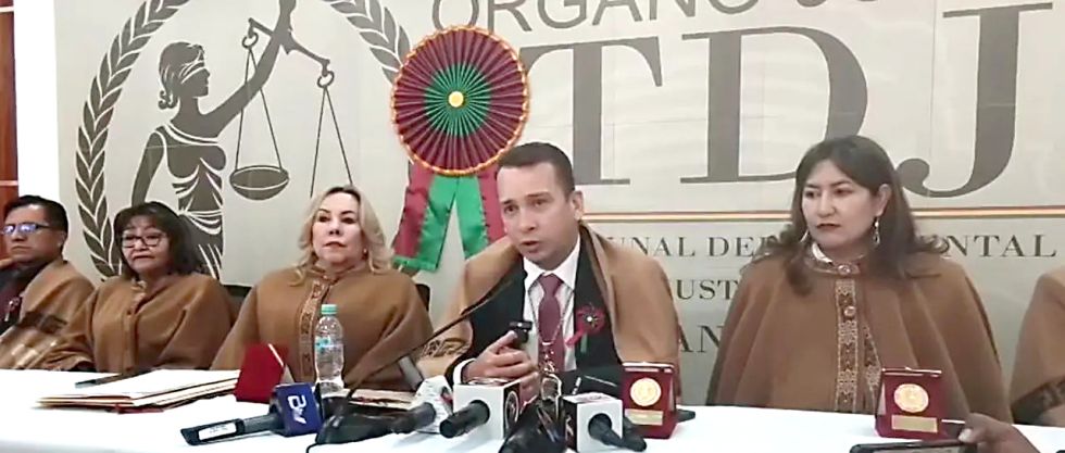 LA PAZ. Las magistradas Fanny Coaquira y Rosmery Ruiz y el presidente Romer Saucedo, este martes.