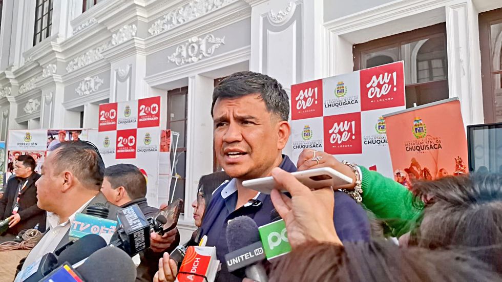 INFORME. El gobernador en ejercicio de Chuquisaca, Luis Ayllón, en contacto con los medios.