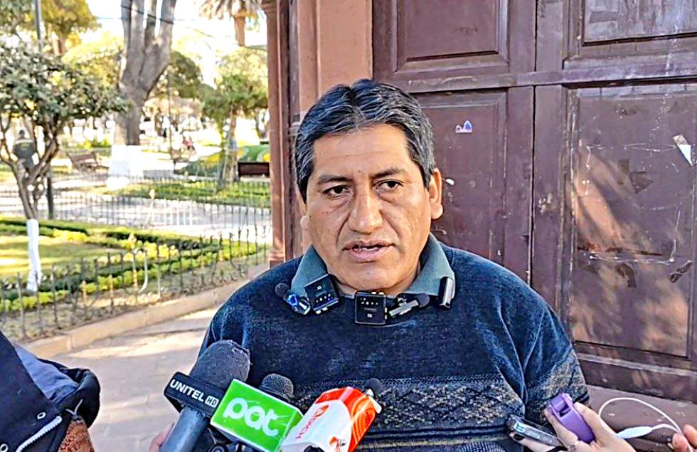 SUCRE. El dirigente de los choferes Luis Gómez en conferencia de prensa este miércoles.