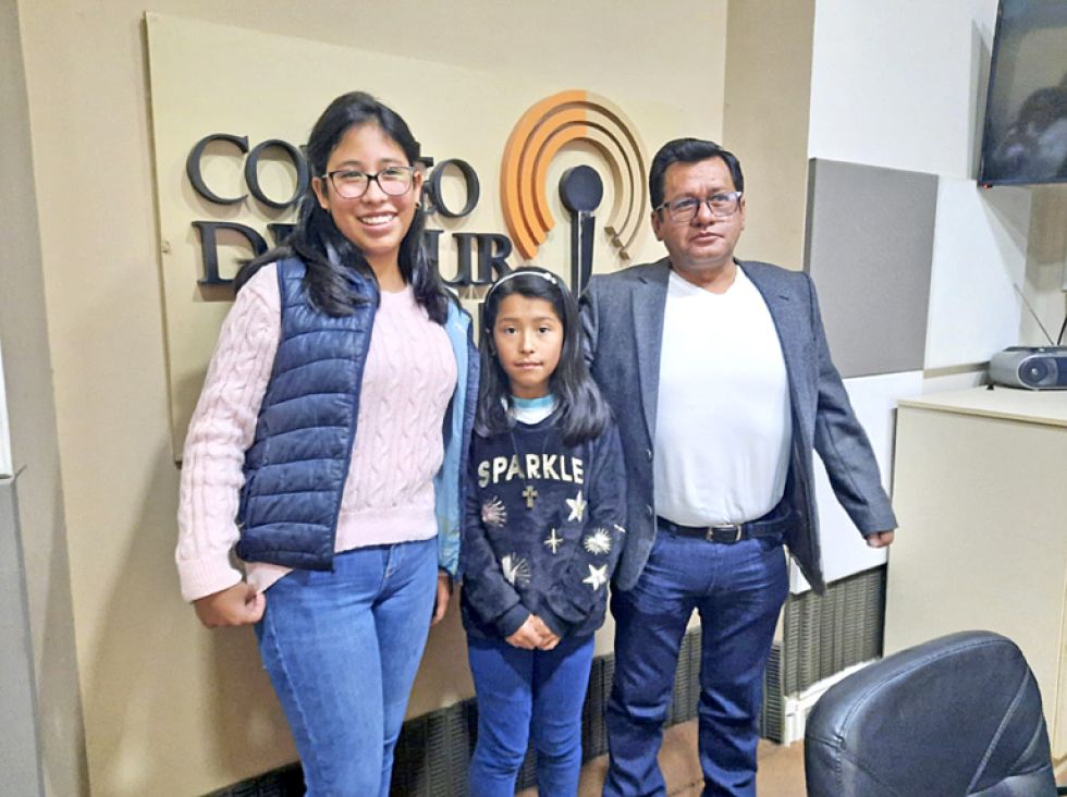 DESTACADOS. Sofía Rivero, Ismael Chávez y Kayle Padilla, ayer, en Correo del Sur Radio.