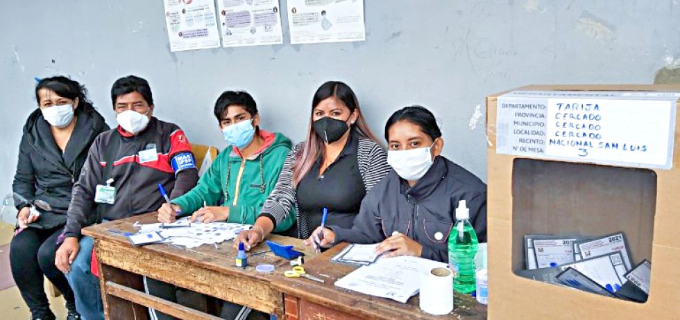 COMICIOS. Un grupo de jurados electorales, durante las elecciones subnacionales de 2021.
