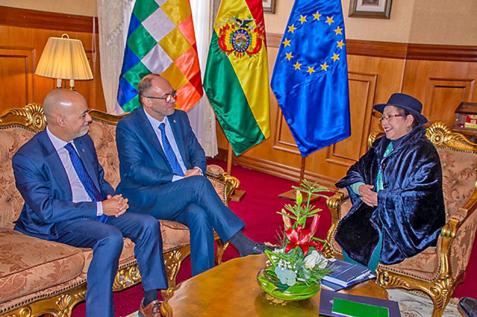 REUNIÓN. El embajador de la UE en Bolivia, Jaume Segura; el jefe de la Misión de Observación Electoral de la UE, Davor Stier, y la canciller Celinda Sosa.