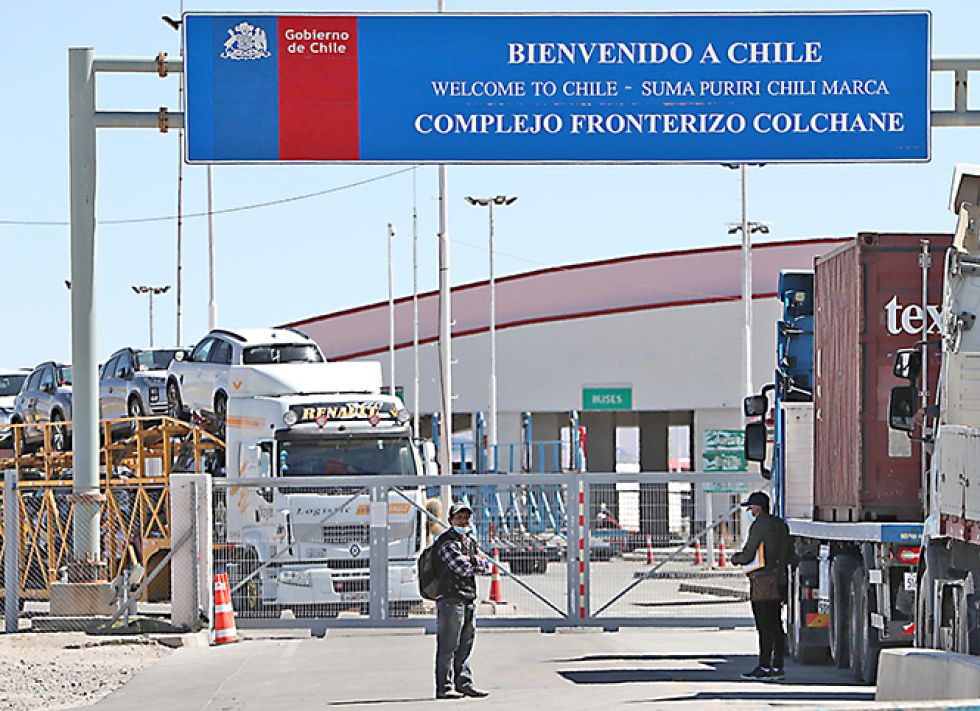 MIGRACIÓN. Las personas que tramitan sus pasaportes para viajar al extranjero por motivos laborales ven a Chile como una de sus opciones preferidas.
