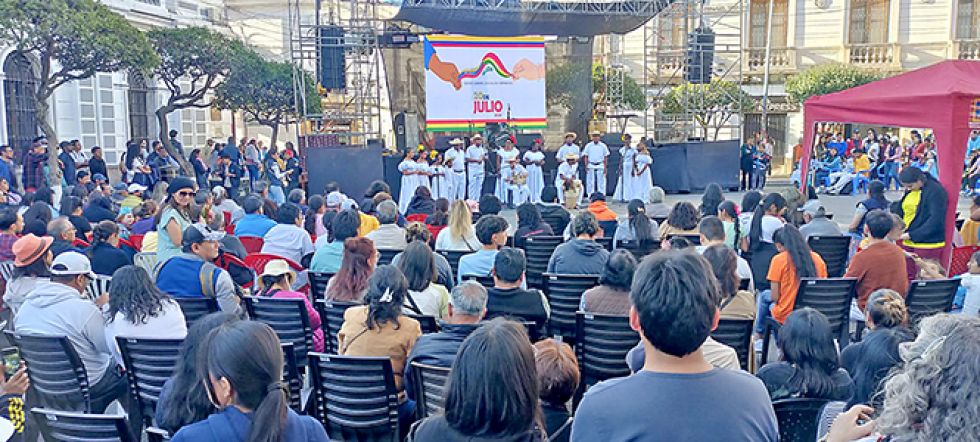 PRESENTACIÓN. La actuación de uno de los grupos musicales colombianos, este domingo.