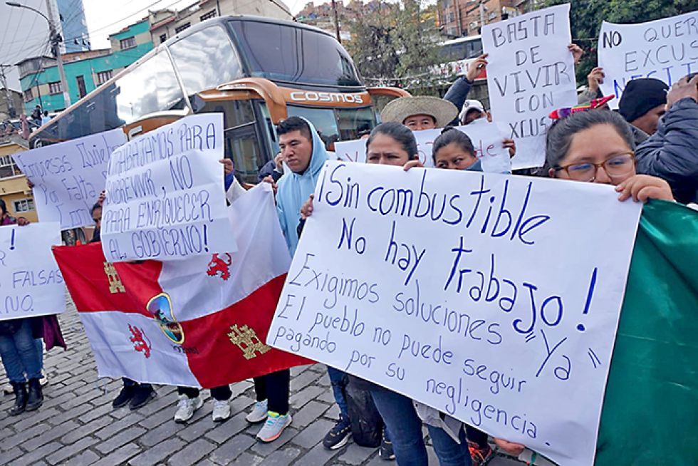 MOVILIZACIÓN. El viernes, choferes del transporte interdepartamental y operadores de empresas de buses marcharon en La Paz ante la falta de diésel.