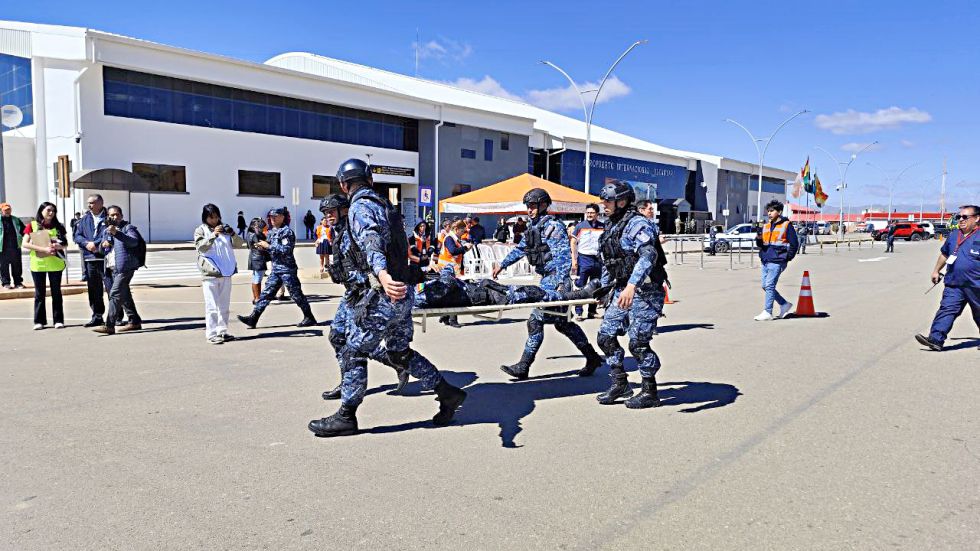 ACTIVIDAD. Personal de emergencias evacúa a una persona herida en el simulacro realizado este miércoles en el aeropuerto de Alcantarí.